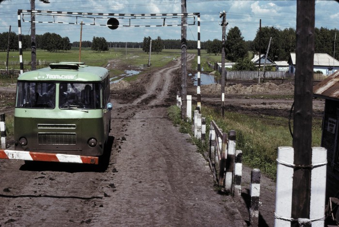 Автобус на переезде в южной части Западной Сибири. Автобус на переезде в южной части Западной Сибири.