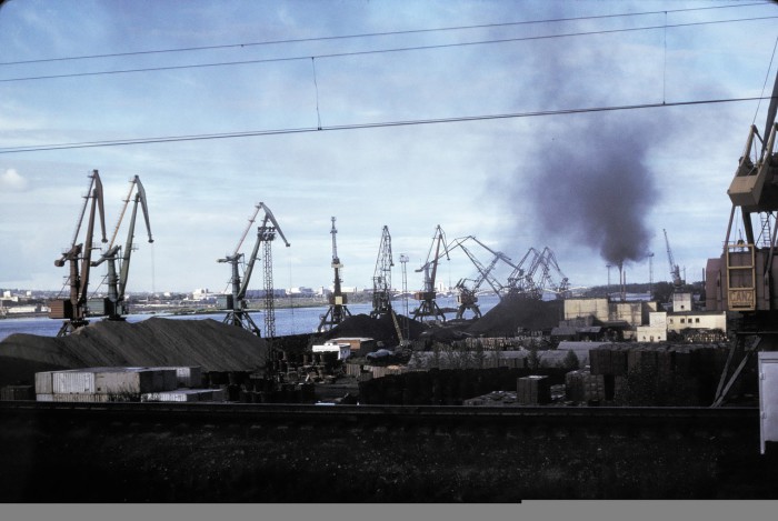 Добыча осадочной породы у реки Енисей неподалеку от Красноярска. Добыча осадочной породы у реки Енисей неподалеку от Красноярска.