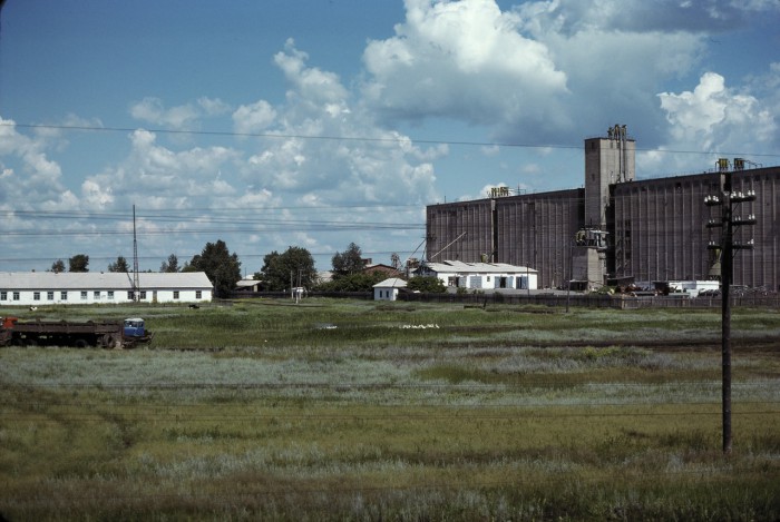 Зернохранилище неподалеку от Барабинской степи в южной части Западной Сибири. Зернохранилище неподалеку от Барабинской степи в южной части Западной Сибири.