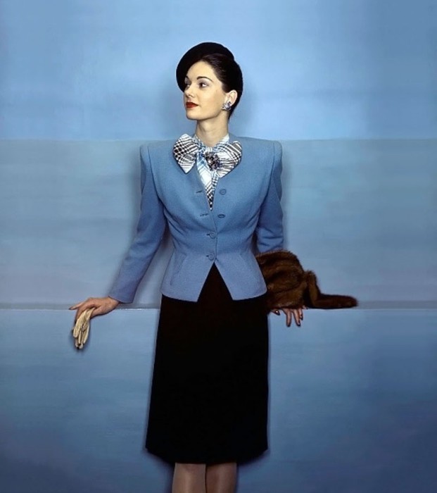 Модель в шерстяном костюме от Кохама в журнале Vogue 1944 года. Модель в шерстяном костюме от Кохама в журнале Vogue 1944 года.