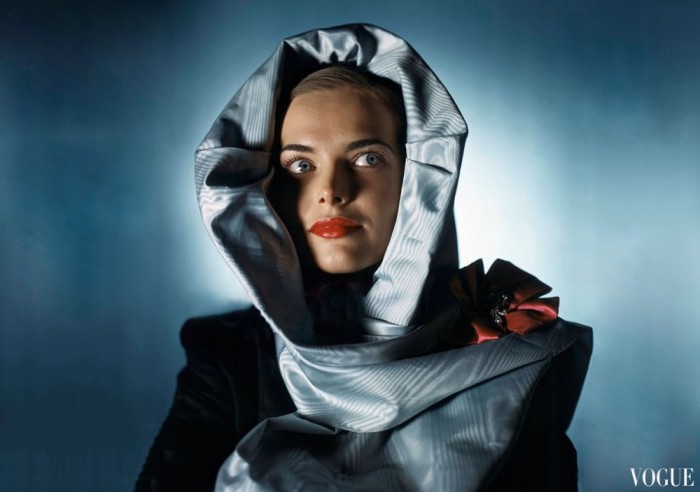 Модель в светло-голубом шелковом капюшоне от Хэтти Карнеги, 1945 год. Модель в светло-голубом шелковом капюшоне от Хэтти Карнеги, 1945 год.