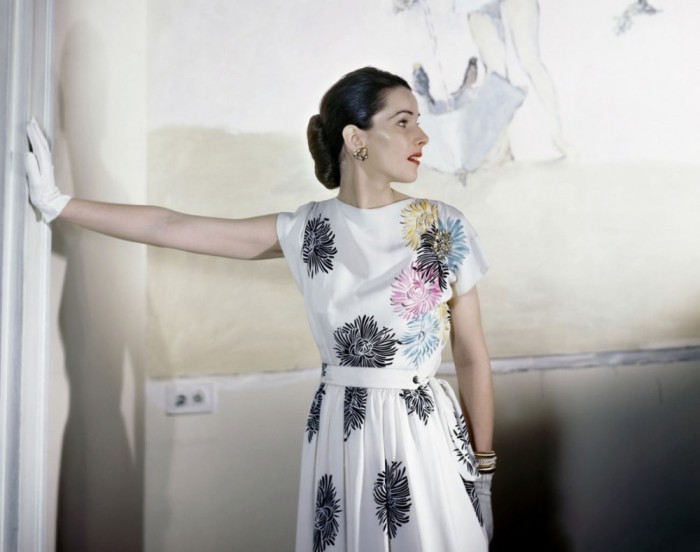 Модель в легком платье из исскуственного шелка, апрельский номер журнала Vogue 1946 года. Модель в легком платье из исскуственного шелка, апрельский номер журнала Vogue 1946 года.