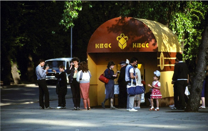 Вход в историко-краеведческий музей. СССР, Иркутск, 1988 год.