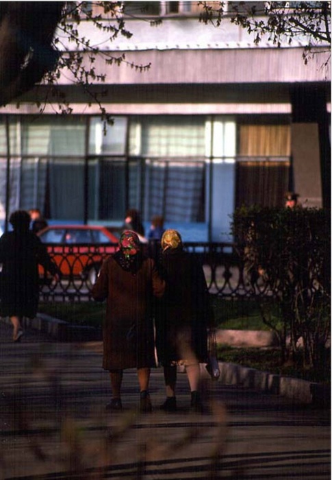 Молодая пара на улице Дзержинского. СССР, Иркутск, 1988 год. Молодая пара на улице Дзержинского. СССР, Иркутск, 1988 год.