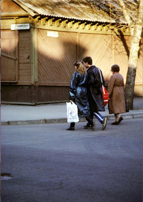 Школьник, идущий вдоль газетного киоска на улице Ленина. СССР, Иркутск, 1988 год. Школьник, идущий вдоль газетного киоска на улице Ленина. СССР, Иркутск, 1988 год.