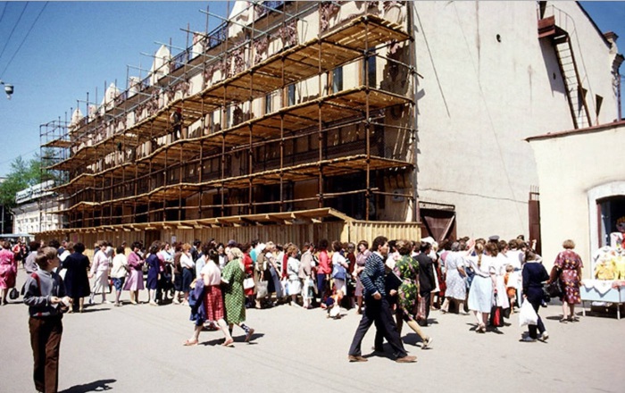 Толпы людей на улице Урицкого. СССР, Иркутск, 1988 год. Толпы людей на улице Урицкого. СССР, Иркутск, 1988 год.