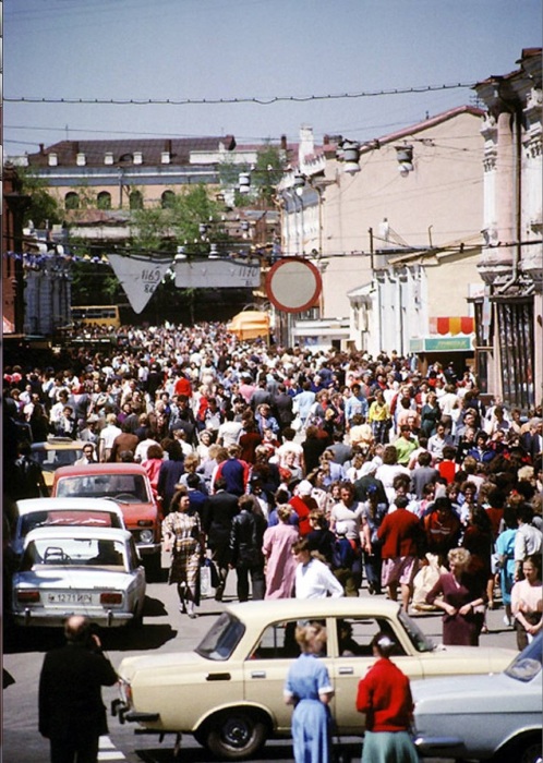 Старый деревянный дом на улице Дзержинского. СССР, Иркутск, 1988 год. Старый деревянный дом на улице Дзержинского. СССР, Иркутск, 1988 год.