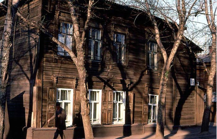 Женщина, моющая рано утром окно. СССР, Иркутск, 1988 год. Женщина, моющая рано утром окно. СССР, Иркутск, 1988 год.