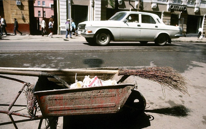 Бутылки из-под минеральной воды на подоконнике. СССР, Иркутск, 1988 год. Бутылки из-под минеральной воды на подоконнике. СССР, Иркутск, 1988 год.