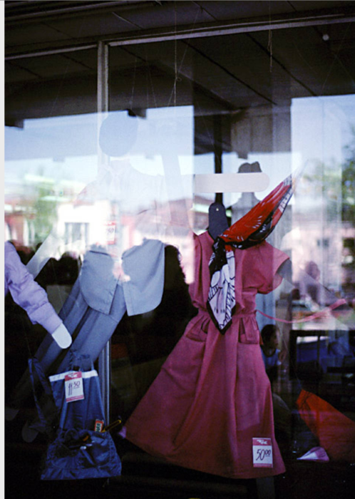 Женщины, переходящие дорогу на площади Кирова. СССР, Иркутск, 1988 год. Женщины, переходящие дорогу на площади Кирова. СССР, Иркутск, 1988 год.