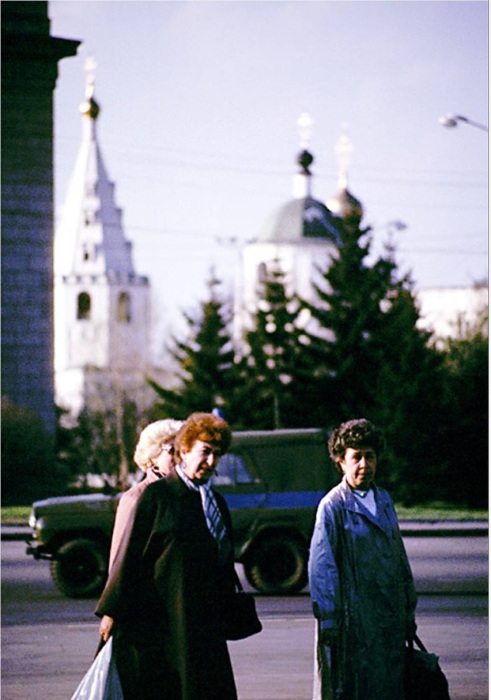 Пожилые женщины, идущие по своим делам. СССР, Иркутск, 1988 год. Пожилые женщины, идущие по своим делам. СССР, Иркутск, 1988 год.