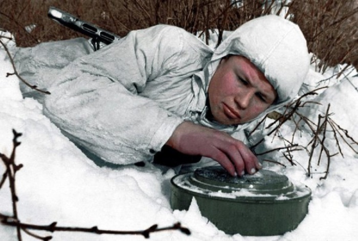 Советский сапер-разведчик обезвреживает немецкую противотанковую мину на Сталинградском фронте. Советский сапер-разведчик обезвреживает немецкую противотанковую мину на Сталинградском фронте.