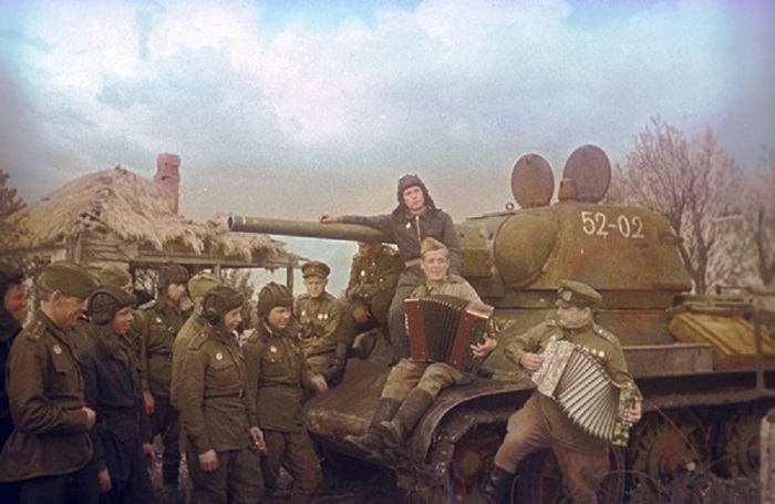 Солдаты во время отдыха после тяжелой битвы. Солдаты во время отдыха после тяжелой битвы.