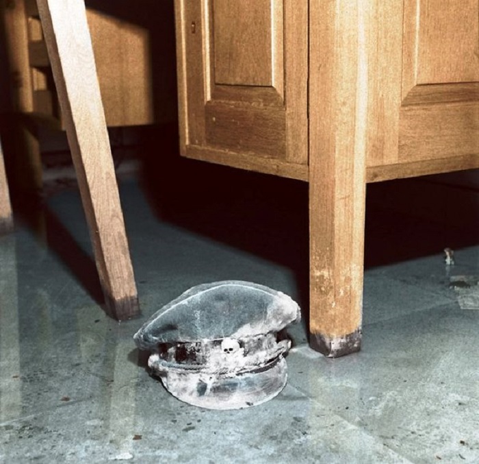 Фуражка немецкого офицера Айнзацгруппы полиции безопасности. Германия, Берлин, 1945 год. Фуражка немецкого офицера Айнзацгруппы полиции безопасности. Германия, Берлин, 1945 год.