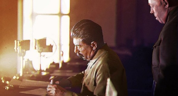 Иосиф Виссарионович Сталин, подписывающий указ о немедленном наступлении советских войск. Иосиф Виссарионович Сталин, подписывающий указ о немедленном наступлении советских войск.