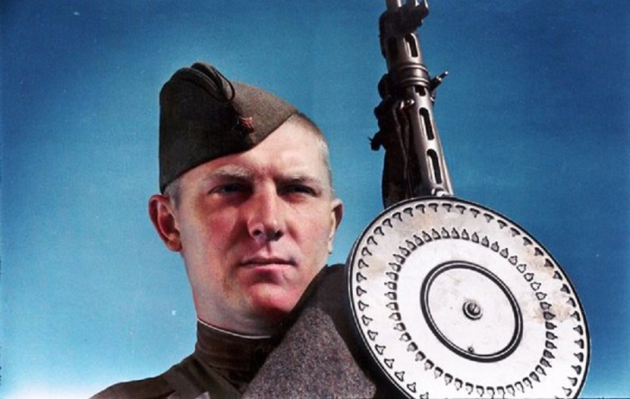 Советский солдат с легендарным ручным пулеметом Дегтярёва на плече. Советский солдат с легендарным ручным пулеметом Дегтярёва на плече.