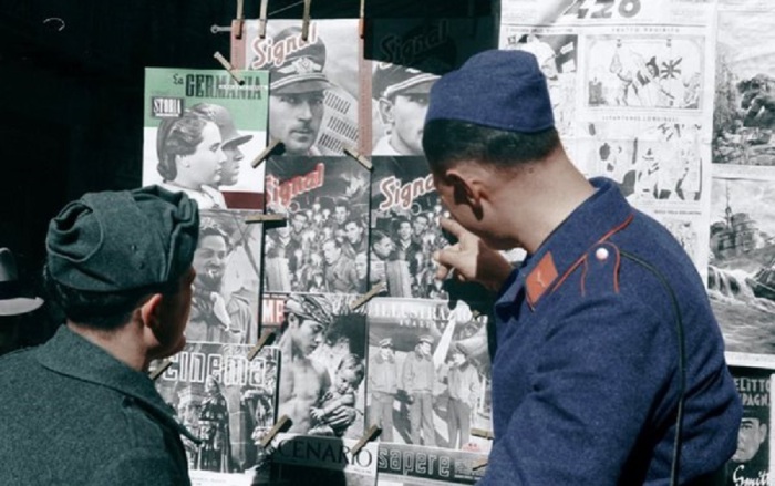 Солдаты, рассматривающие обложки новых немецких журналов. Солдаты, рассматривающие обложки новых немецких журналов.