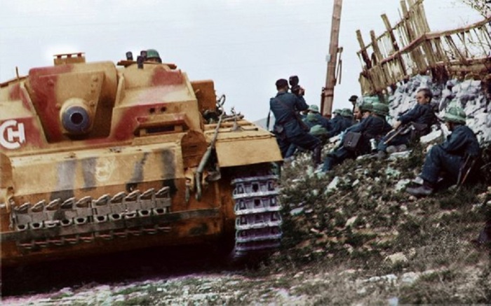 Немецкая группа десантников возле танка в Сталинграде Немецкая группа десантников возле танка в Сталинграде