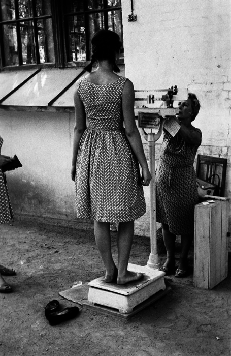 Взвешивание на улице. СССР, Москва, 1963 год. Взвешивание на улице. СССР, Москва, 1963 год.