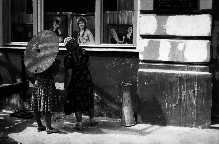 Колхозницы, приехавшие в столицу на заработки. СССР, Москва, 1963 год. Колхозницы, приехавшие в столицу на заработки. СССР, Москва, 1963 год.