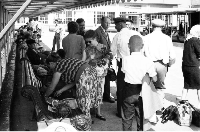 Люди, ждущие автобус на автовокзале. СССР, Москва, 1963 год. Люди, ждущие автобус на автовокзале. СССР, Москва, 1963 год.