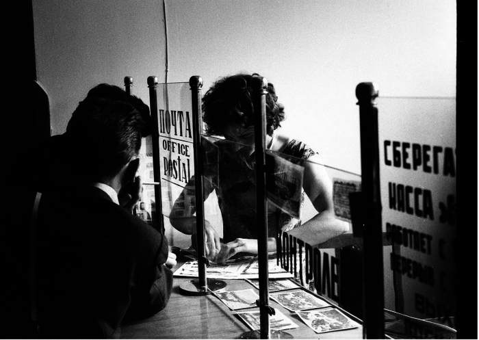 Женщина, стоящая у кассы на почте. СССР, Москва, 1963 год. Женщина, стоящая у кассы на почте. СССР, Москва, 1963 год.