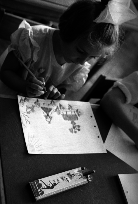 Девочка, рисующая на уроке. СССР, Москва, 1963 год. Девочка, рисующая на уроке. СССР, Москва, 1963 год.