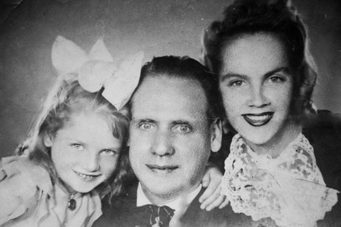 Мать была эстрадной певицей, отец - куплетист-чечёточник. | Фото: reactor.cc/. Мать была эстрадной певицей, отец - куплетист-чечёточник. | Фото: reactor.cc/.