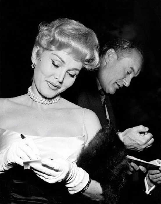 Жа Жа Габо подписывает пожелания своим почитателям. Жа Жа Габо подписывает пожелания своим почитателям.