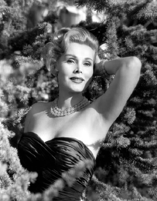 Любой образ За За могла перевоплотить и сыграть с достоинством. Любой образ За За могла перевоплотить и сыграть с достоинством.