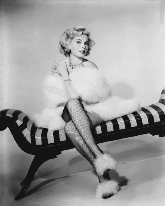 «Мужчины любят глазами, а женщины ушами» - это один из знаменитых афоризмов величайшей актрисы. «Мужчины любят глазами, а женщины ушами» - это один из знаменитых афоризмов величайшей актрисы.