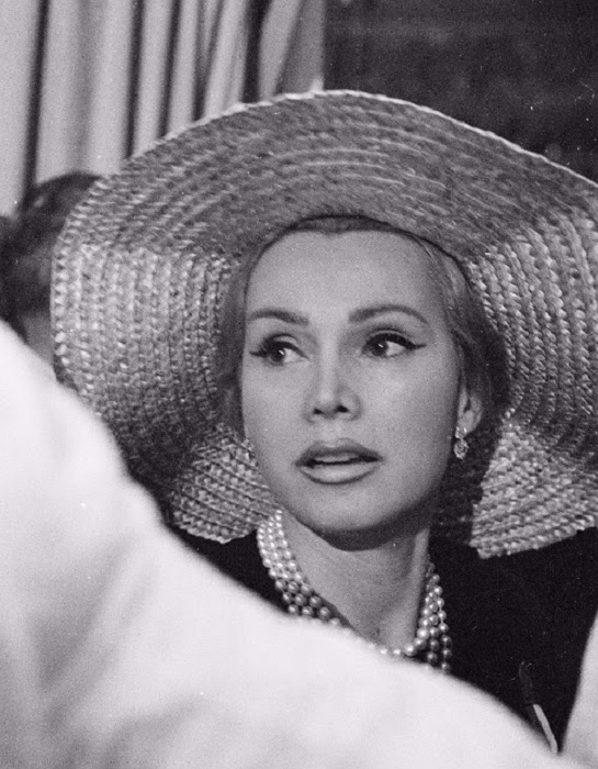 Знаменитая звезда светской жизни в удивительной соломенной шляпке. Знаменитая звезда светской жизни в удивительной соломенной шляпке.