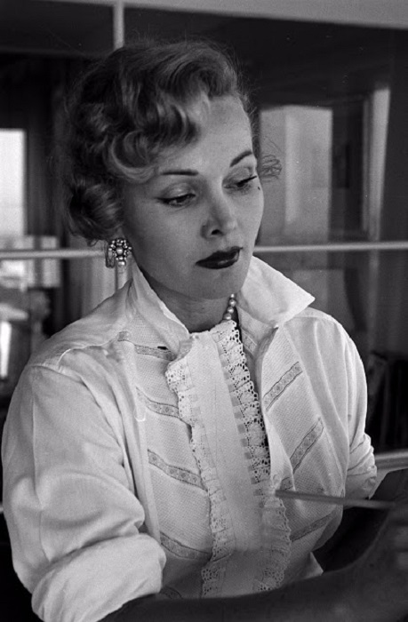 Американская актриса венгерского происхождения. Американская актриса венгерского происхождения.