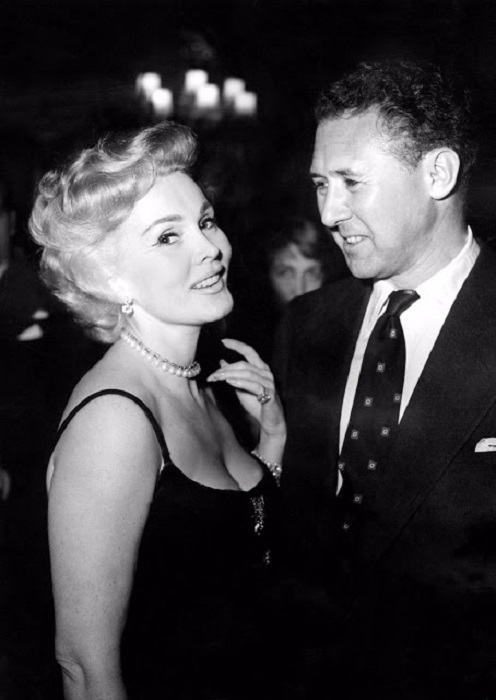 Жа Жа была девять раз замужем, семь раз разводилась, а один брак был аннулирован. Жа Жа была девять раз замужем, семь раз разводилась, а один брак был аннулирован.