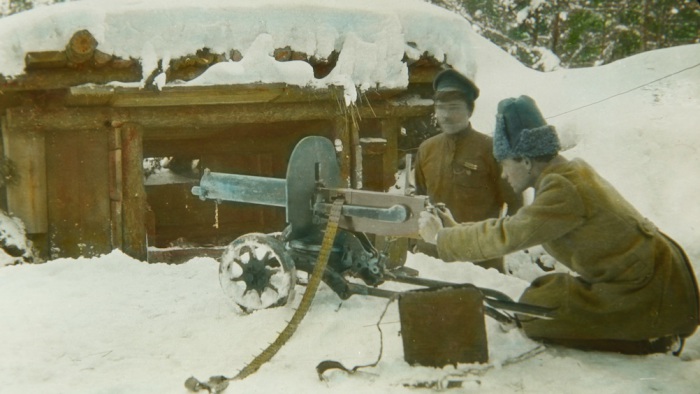 Пулеметчик перед заснеженным бункером. Пулеметчик перед заснеженным бункером.