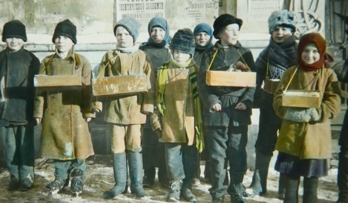 Дети, торгующие конфетами и сигаретами. Дети, торгующие конфетами и сигаретами.