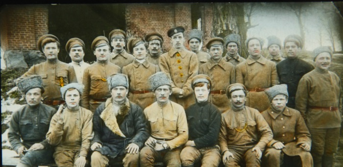 Группа казаков неподалеку от разрушенного здания. Группа казаков неподалеку от разрушенного здания.