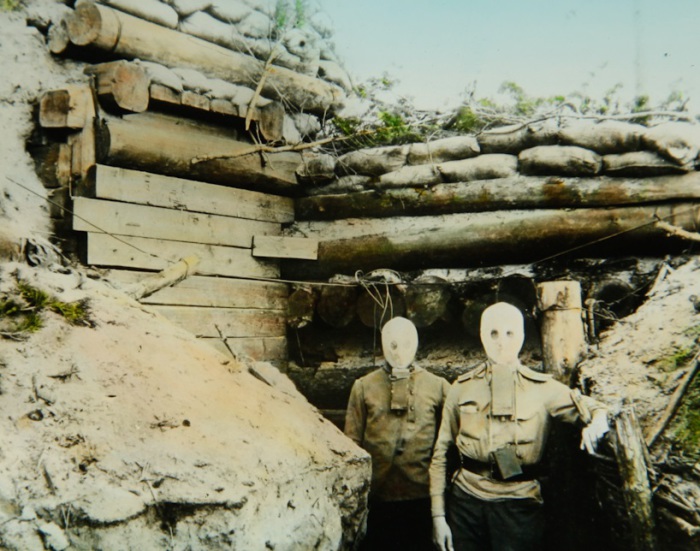 Солдаты в противогазах на передовой линии фронта. Солдаты в противогазах на передовой линии фронта.