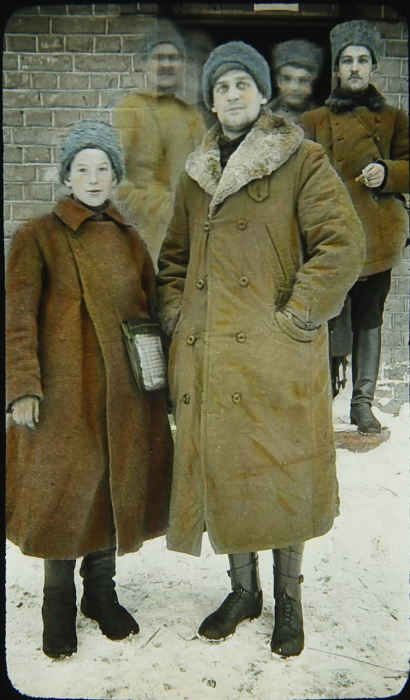 Молодой казак со своими боевыми товарищами. Молодой казак со своими боевыми товарищами.