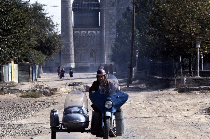 Движение на одной из городских улиц. СССР, Узбекистан, Самарканд, 1984 год. Движение на одной из городских улиц. СССР, Узбекистан, Самарканд, 1984 год.
