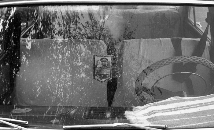 Портрет Иосифа Сталина в машине в виде оберега. СССР, Узбекистан, Самарканд, 1984 год. Портрет Иосифа Сталина в машине в виде оберега. СССР, Узбекистан, Самарканд, 1984 год.