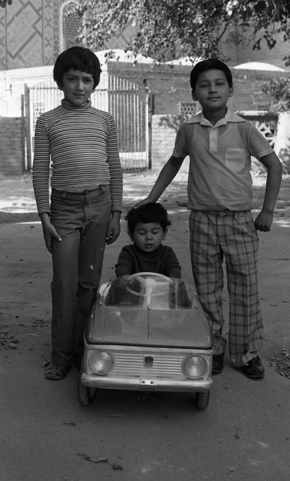 Мальчики, играющие со своим младшим братом. СССР, Узбекистан, Самарканд, 1984 год. Мальчики, играющие со своим младшим братом. СССР, Узбекистан, Самарканд, 1984 год.