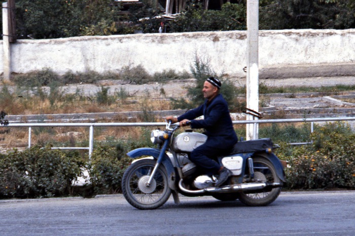 Популярный городской транспорт. СССР, Узбекистан, Самарканд, 1984 год. Популярный городской транспорт. СССР, Узбекистан, Самарканд, 1984 год.