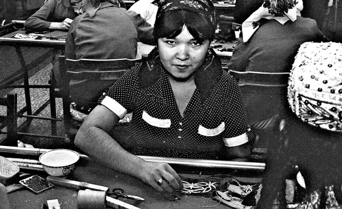 Работница текстильной фабрики. СССР, Узбекистан, Самарканд, 1984 год. Работница текстильной фабрики. СССР, Узбекистан, Самарканд, 1984 год.