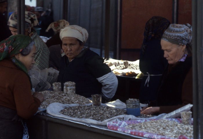 Женщины, продающие семечки на рынке. СССР, Узбекистан, Самарканд, 1984 год. Женщины, продающие семечки на рынке. СССР, Узбекистан, Самарканд, 1984 год.