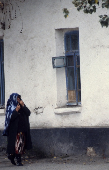 Старуха, идущая рядом с глиняным домом. СССР, Узбекистан, Самарканд, 1984 год. Старуха, идущая рядом с глиняным домом. СССР, Узбекистан, Самарканд, 1984 год.
