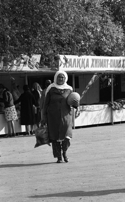 Пожилая женщина, несущая домой дыню. СССР, Узбекистан, Самарканд, 1984 год. Пожилая женщина, несущая домой дыню. СССР, Узбекистан, Самарканд, 1984 год.