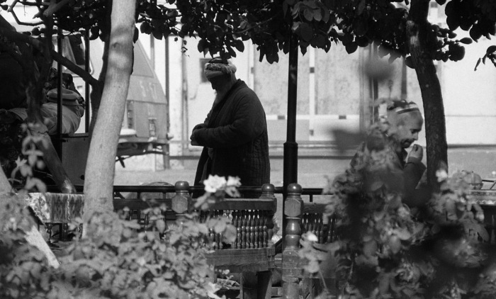 Пожилой мужчина на улице в беседке. СССР, Узбекистан, Самарканд, 1984 год. Пожилой мужчина на улице в беседке. СССР, Узбекистан, Самарканд, 1984 год.