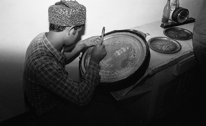 Подросток, занимающийся изготовлением сувениров. СССР, Узбекистан, Самарканд, 1984 год. Подросток, занимающийся изготовлением сувениров. СССР, Узбекистан, Самарканд, 1984 год.