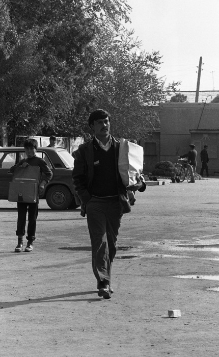 Мужчина, возвращающийся с рынка. СССР, Узбекистан, Самарканд, 1984 год. Мужчина, возвращающийся с рынка. СССР, Узбекистан, Самарканд, 1984 год.